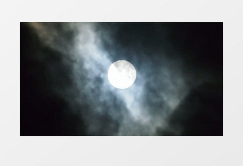 夜空中的移动的黑云遮不住明亮的月亮实拍视频素材