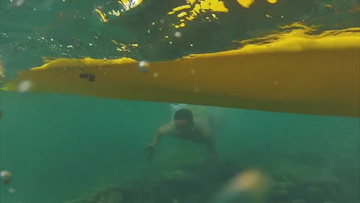 多角度几个男孩划皮艇在海里游玩跳水潜水实拍视频素材