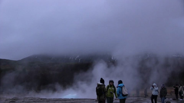 火山爆发旅游者旅行实拍视频