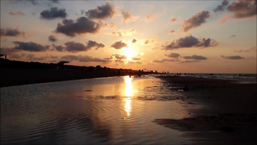 高清拍摄户外傍晚黄昏日落人们在土耳其海滩沙滩度假实拍视频素材