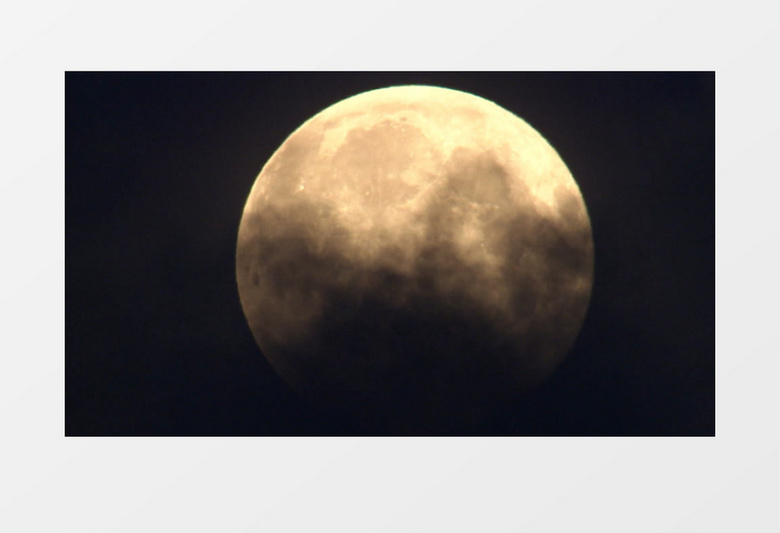 黑暗的背景下明亮的月球被黑云围绕光影闪动视频素材