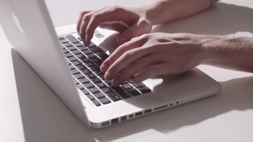互联网笔记本电脑敲打键盘冲浪实拍视频素材