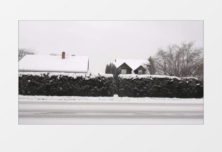 冬日暴雪街道上汽车飞驰实拍视频