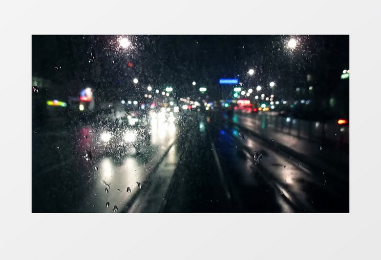 雨夜里有轨电车后面的城市景色实拍视频