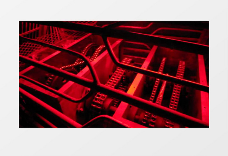 红色灯光快闪背景下拍摄的机器链传动实拍视频素材