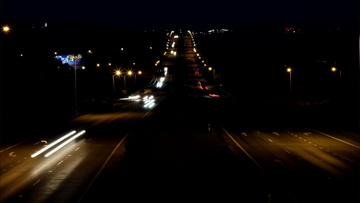夜里穿梭在公路上的汽车实拍视频素材