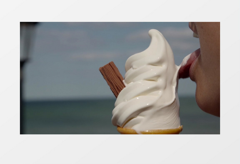 高清实拍在炎热的夏季吃冰激凌的过程实拍视频素材