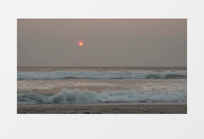 高清实拍傍晚红红的太阳映射惊涛瀚浪的海水实拍视频素材