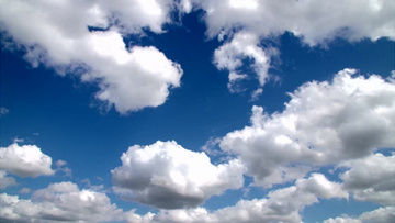 高清实拍白云在蓝蓝的天空中遨游的自在景象实拍视频素材