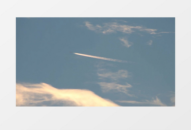 高清实拍飞机在天空中飞过留下一串白白的云线实拍视频素材