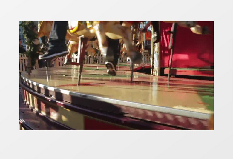 侧拍游乐场旋转中的旋转木马欢乐有趣实拍视频素材