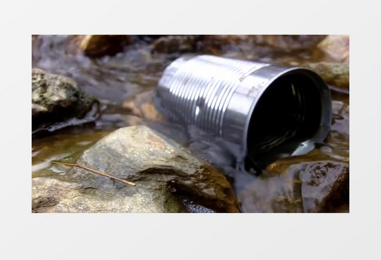 高清实拍潺潺的小河流水以及石头缝里的一个金属物实拍视频素材