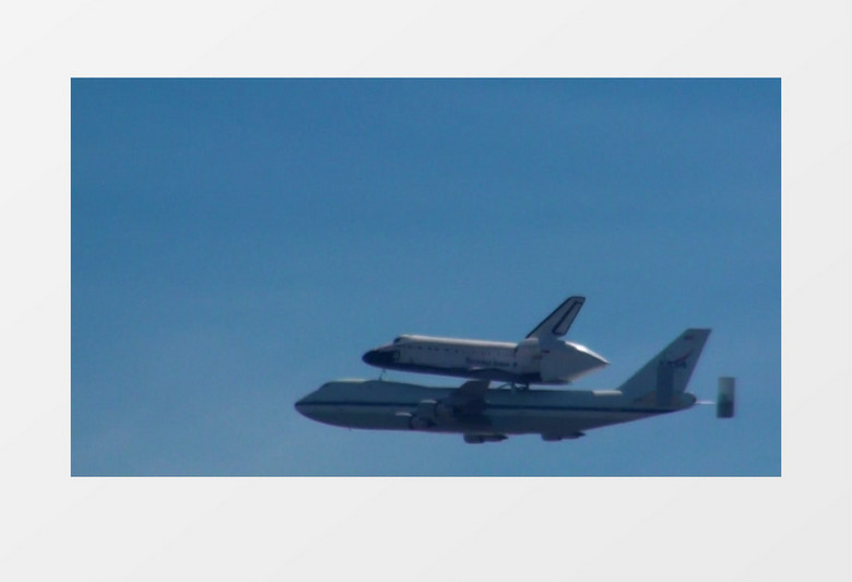 一架喷气式飞机在天空中飞行实拍视频素材 一架喷气式飞机在天空中飞行实拍视频素材