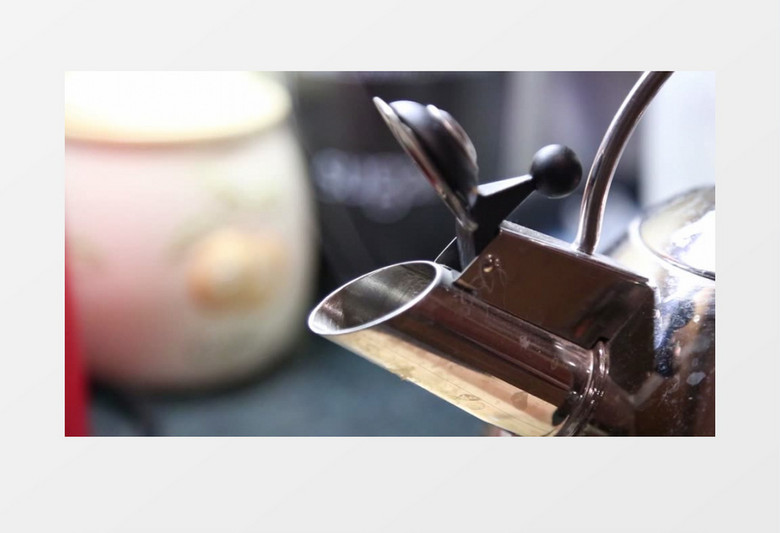 冒出蒸汽的咖啡壶实拍视频素材