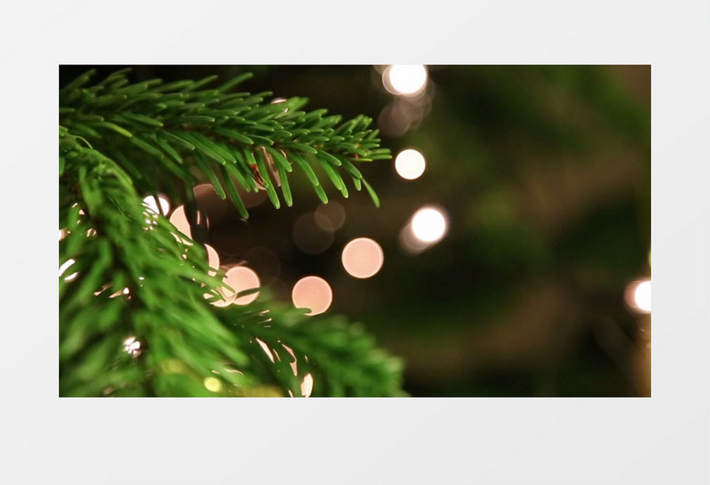 圣诞树上闪烁着灯光实拍视频素材