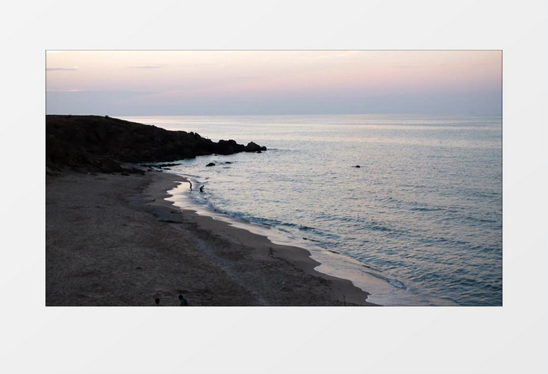 傍晚黄昏日落海滩海岸线度假的人实拍视频素材