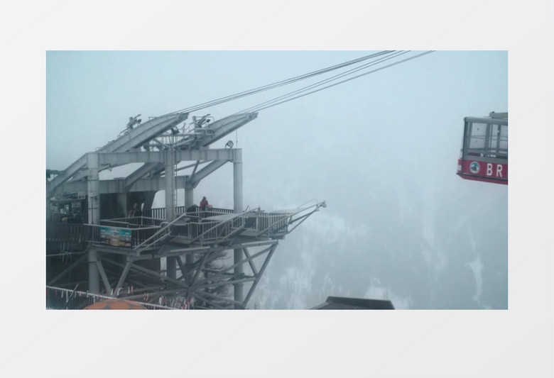 冬天降雪中的阿尔卑斯山脉滑雪度假村滑雪缆车车站实拍视频素材