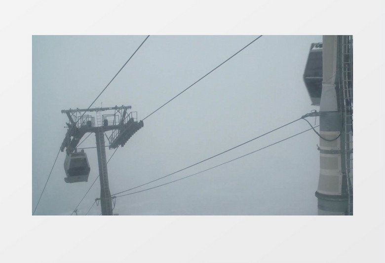 冬天暴雪天气阿尔卑斯山脉滑雪度假村运动中的空中缆车实拍视频素材