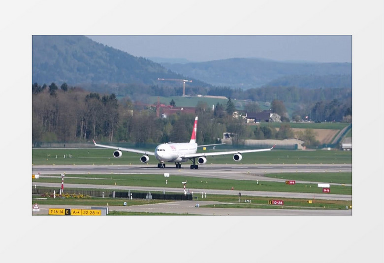 白天喷气式飞机从机场跑道起飞实拍视频素材