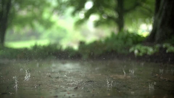 坠落雨滴溅起的水花实拍视频素材