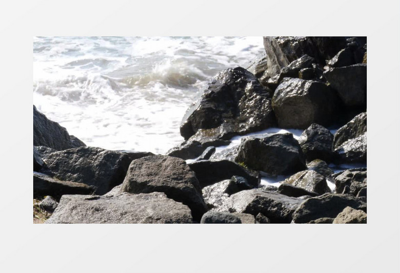 海滩上浪打礁石实拍视频素材