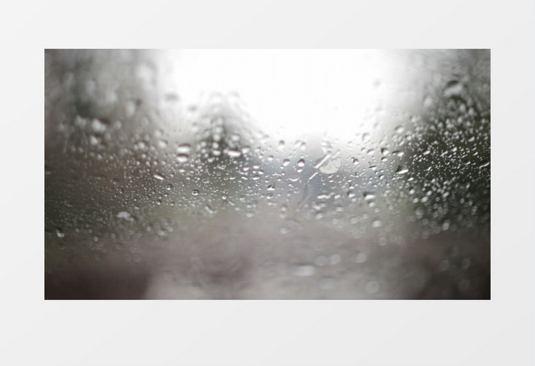 启动雨刷扫除挡风玻璃雨滴视频素材