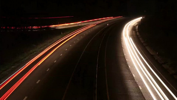 高速公路上高速行驶的汽车实拍视频素材