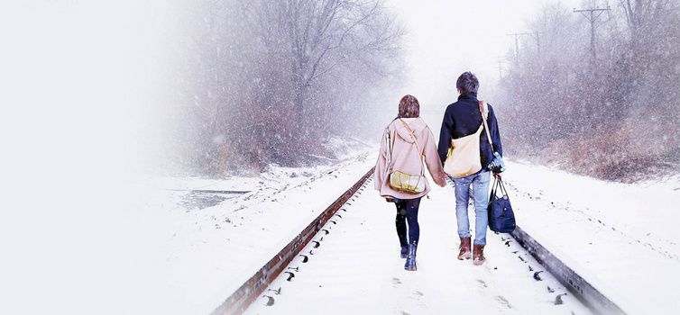 唯美雪地里的情侣背影