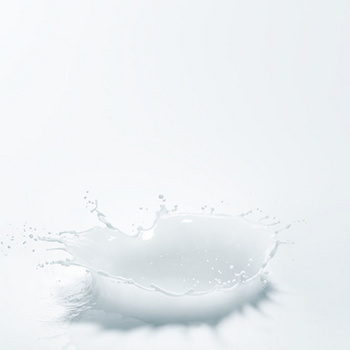 丝滑牛奶飞溅背景图