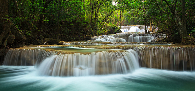 林间溪流瀑布风光背景图