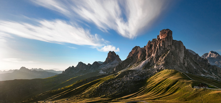 绿色清新唯美草丛远山白云背景