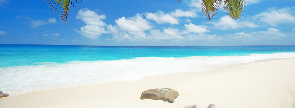 蓝色海边沙滩背景