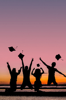 毕业季夕阳剪影扔帽子背景