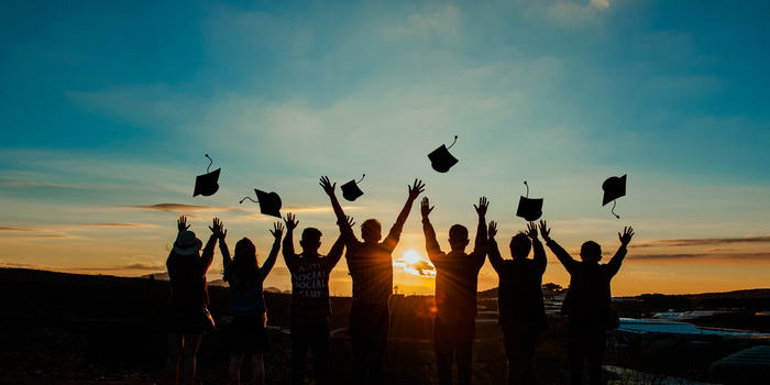 青春毕业季大学生剪影创意背景