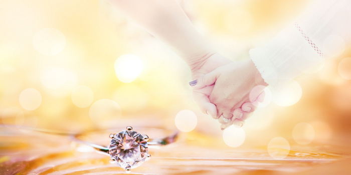 圆形钻石婚礼钻戒