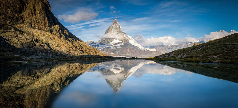 大海高山蔚蓝天空唯美 浪漫背景图
