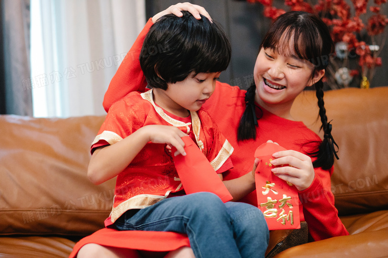 中国传统节日春节孩子收到红包开心的图片