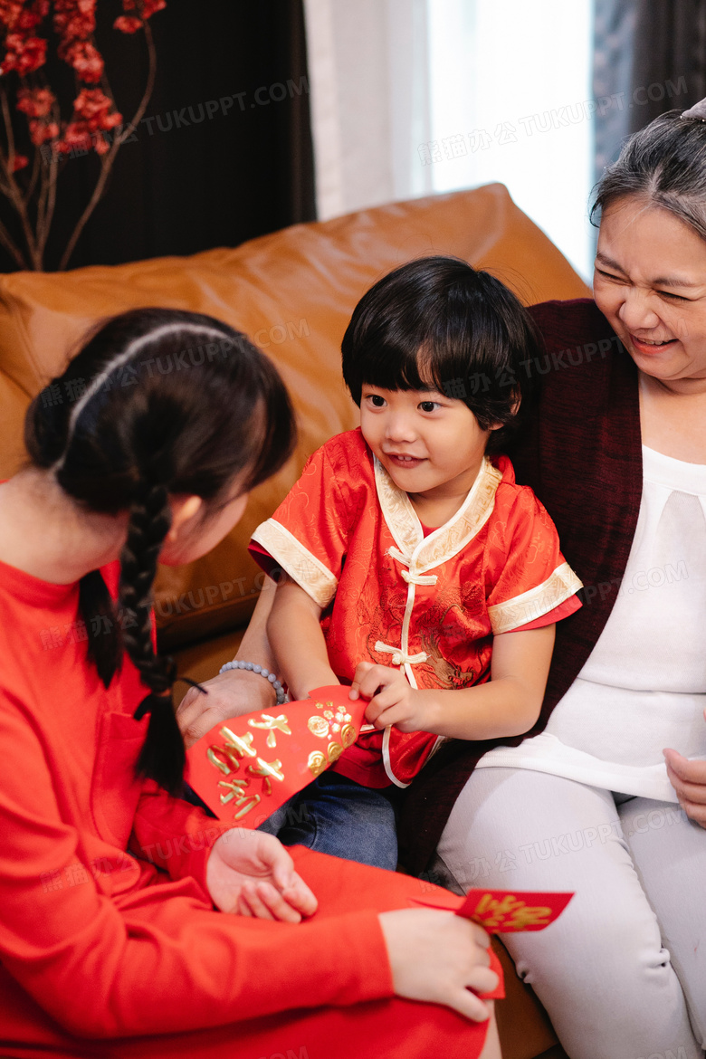 中国传统节日春节长辈被小孩压岁钱图片