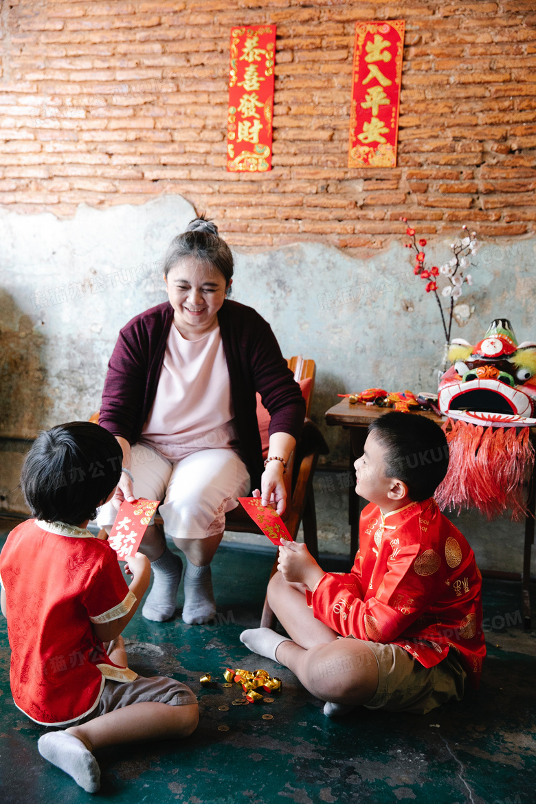 中国传统节日春节小孩和长辈一起聊天图片