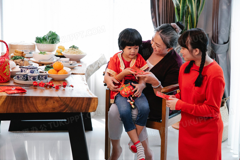 中国传统节日奶奶送孙子压岁钱红包图片