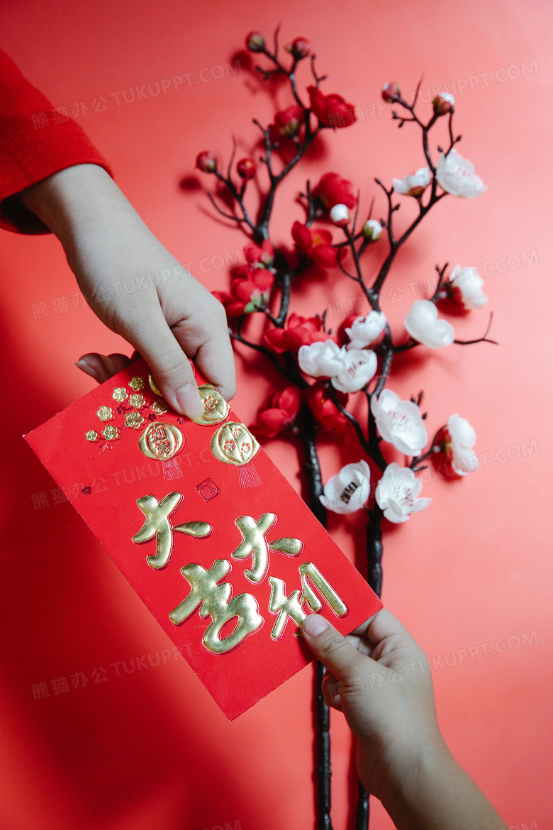 中国传统节日春节长辈被小孩送压岁钱背景图片