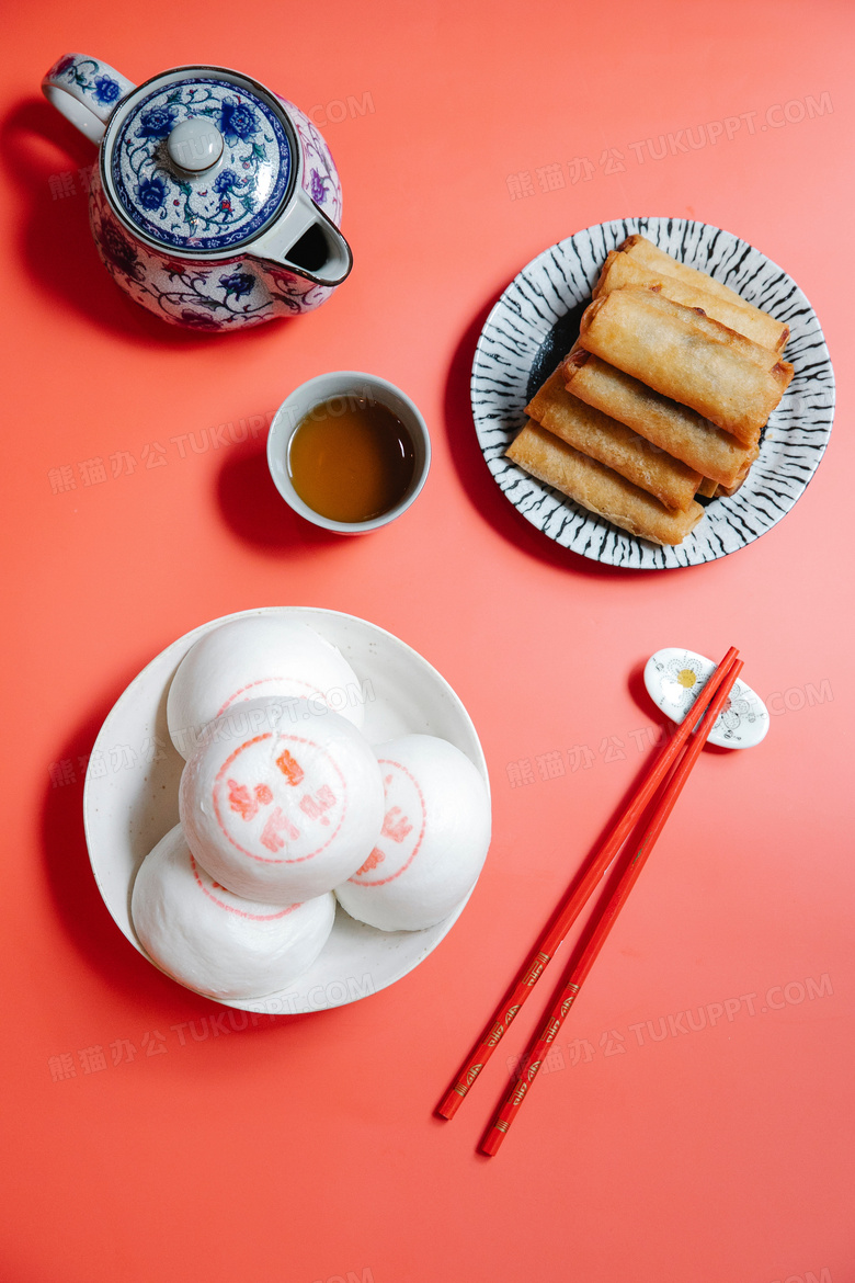 特写中式点心茶壶红色背景图片