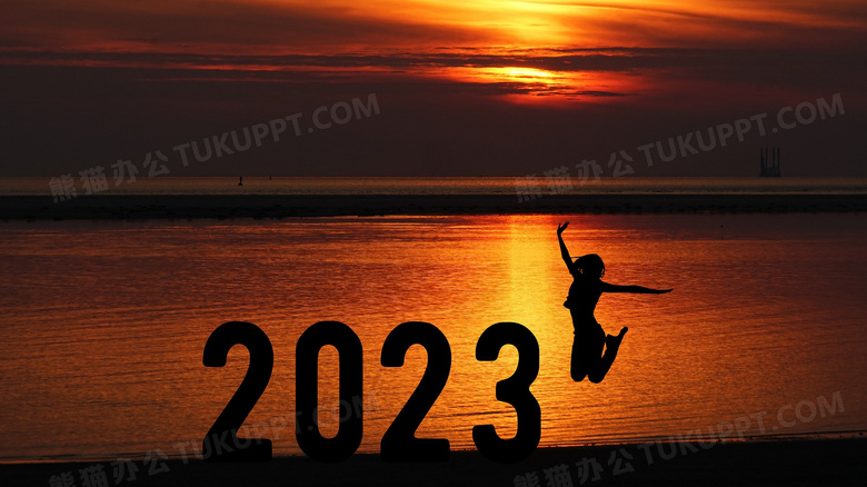 2023下夕阳下跳跃的人的背景