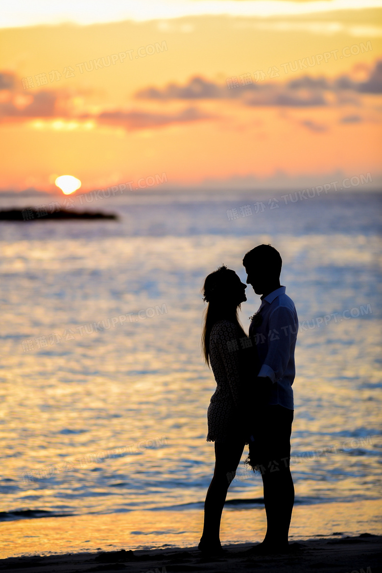 夕阳下情侣海边亲密图片