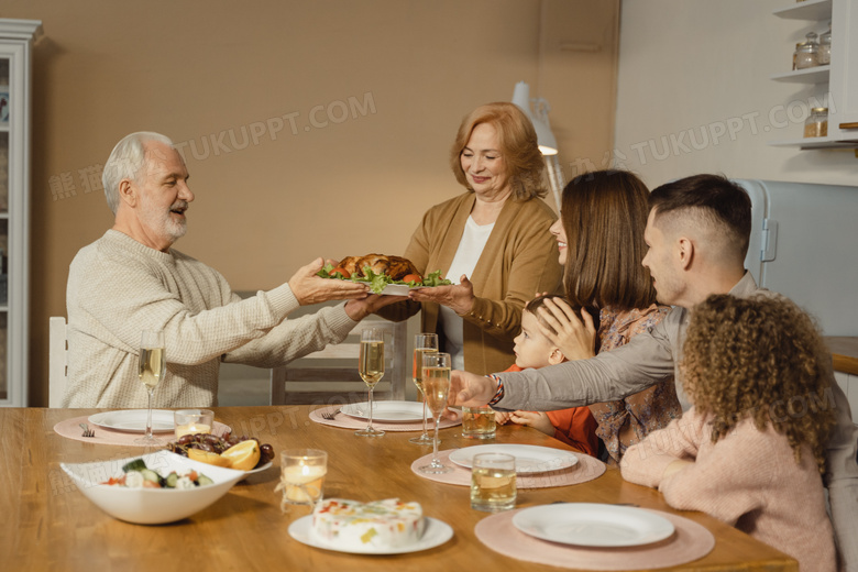 家庭聚餐美食图片
