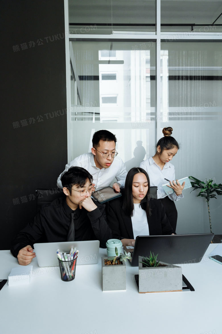 商务办公室团队办公白领四人会议讨论