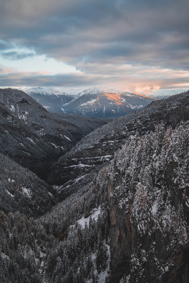 冬季巍峨雪山图片