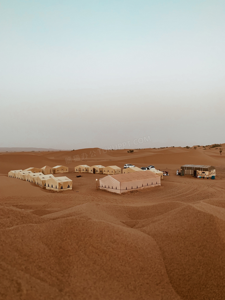 沙漠里的帐篷图片