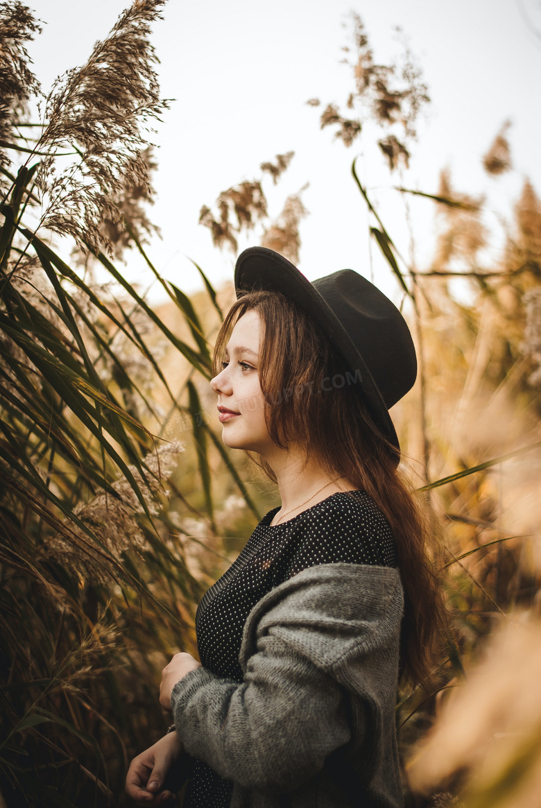 芦苇荡美女写真图片