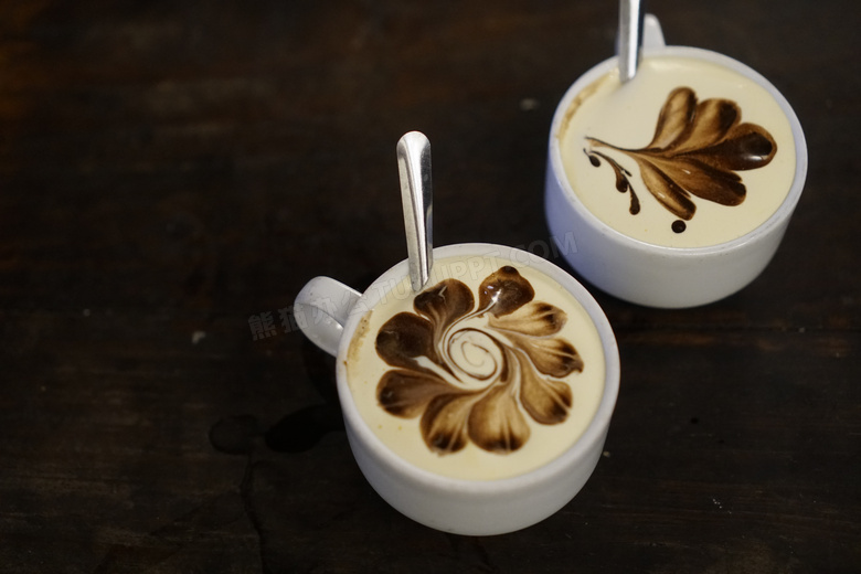 两杯卡布奇诺咖啡